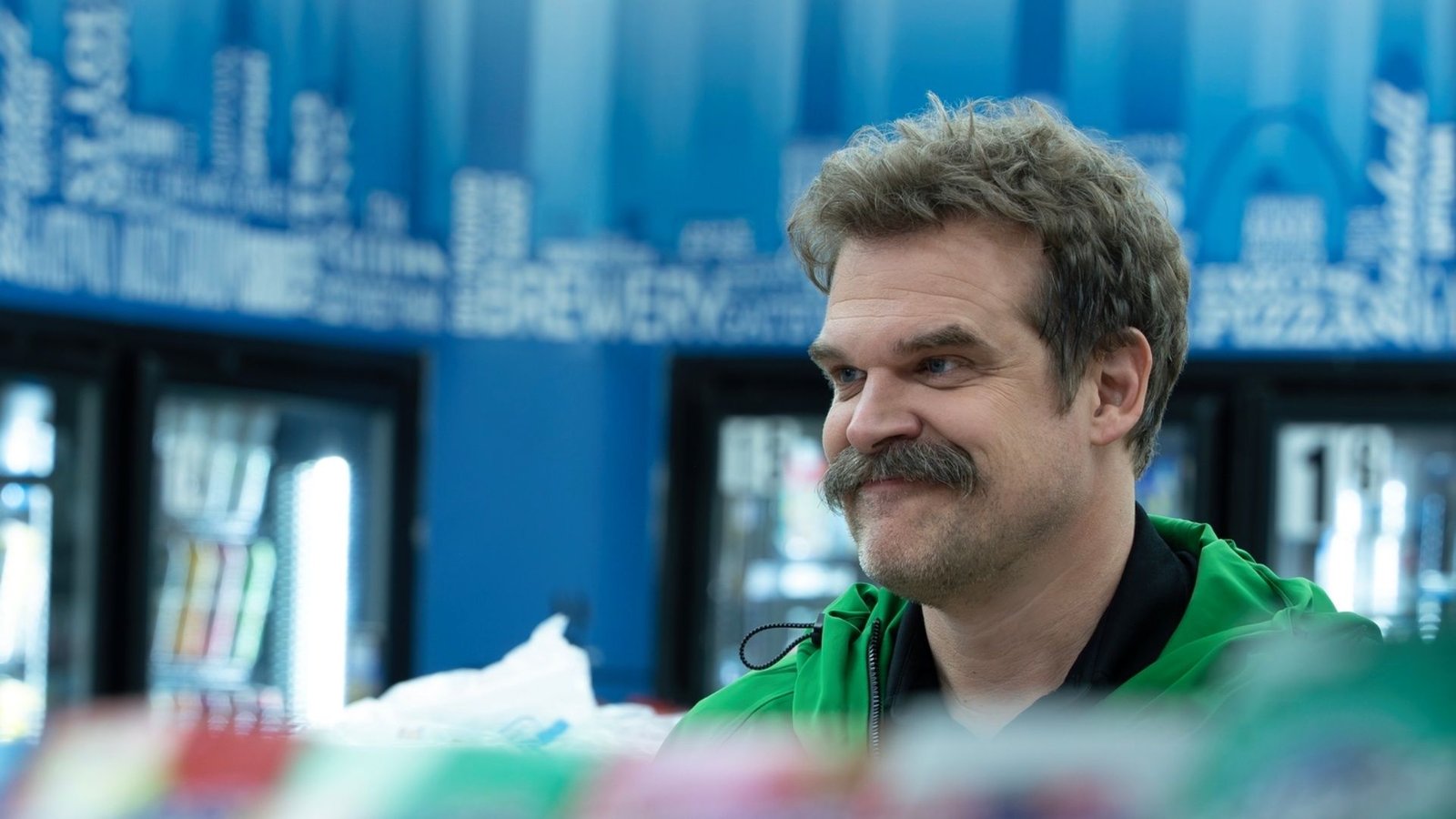 Após fim de Stranger Things, David Harbour vive corno fora de forma e com pênis torno na HBO