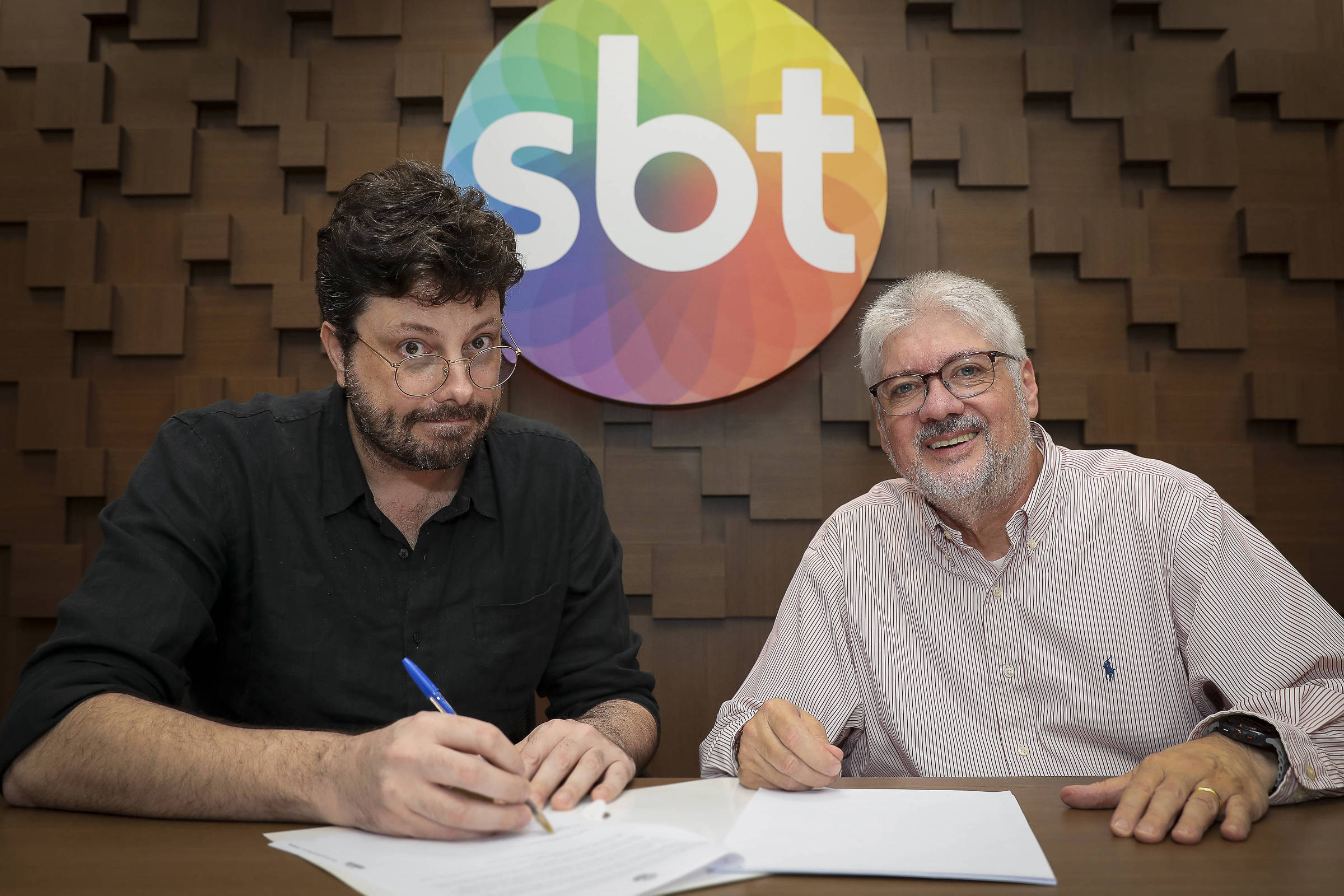 Danilo Gentili assina renovação de contrato com o SBT por mais dois anos
