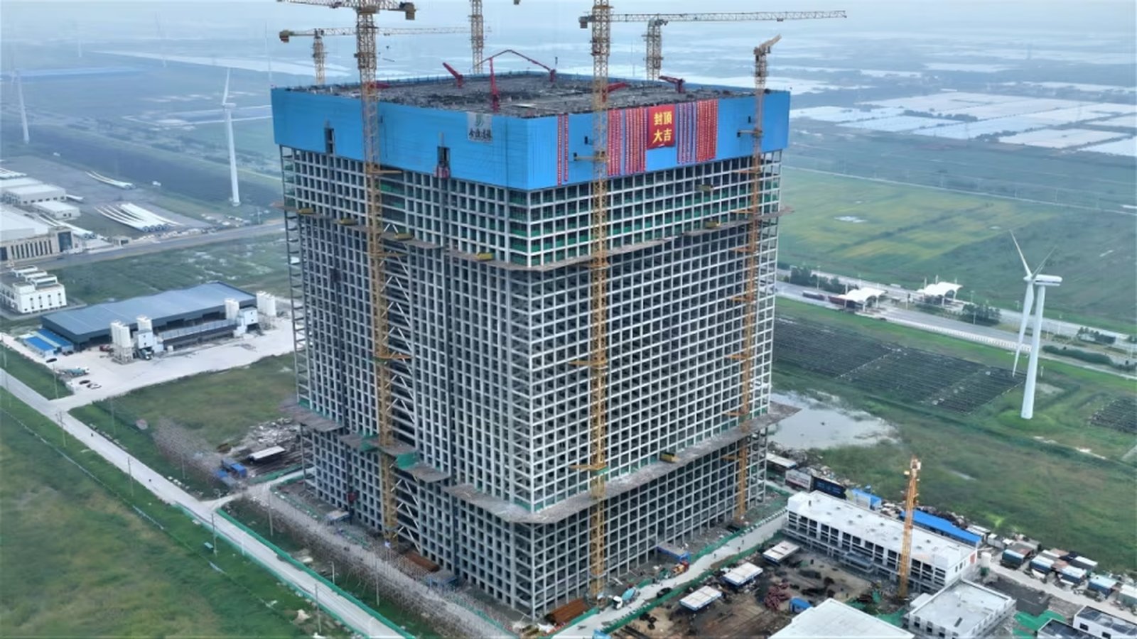 Torre abandonada? Bateria gigante que armazena energia chama atenção na China