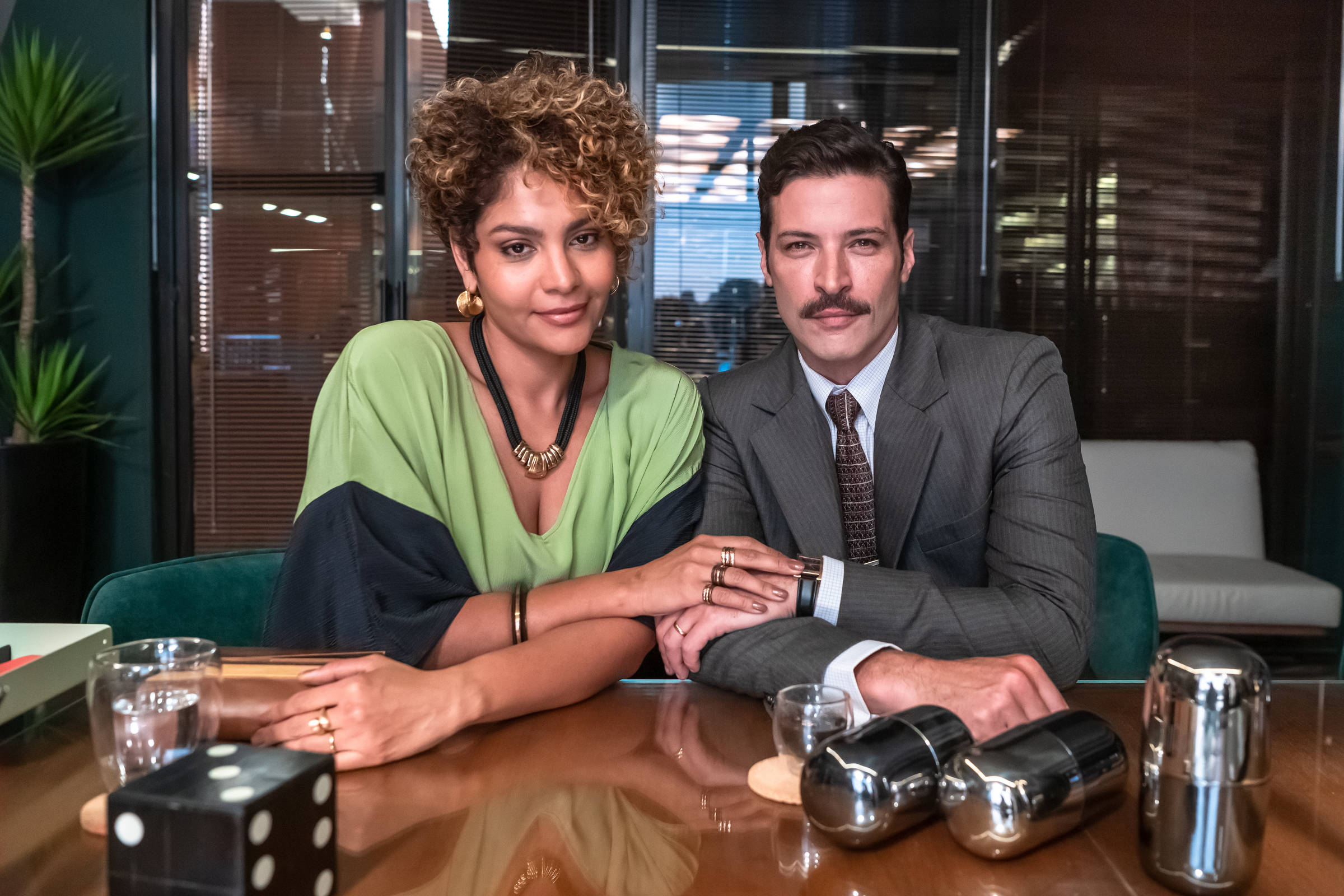 'Três Graças': Lena surta após bebê de Joélly não parar de chorar