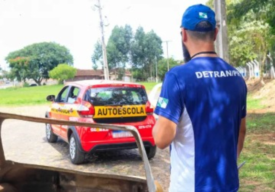 TCE-PR determina que Detran-PR retire comissionados de exames de direção e atendimento