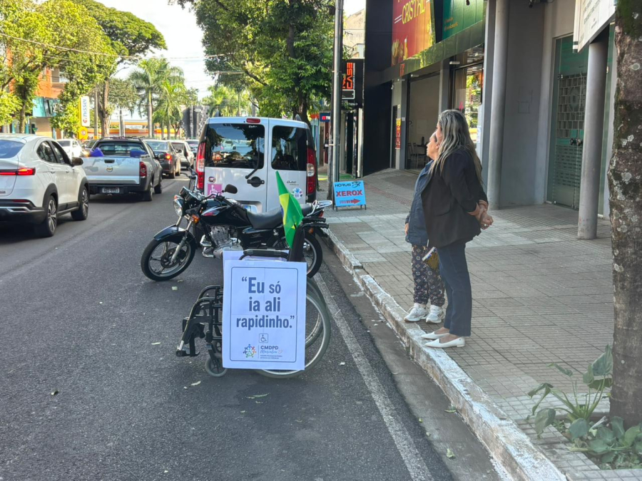 Campanha de conscientização usa cadeiras de rodas para cobrar respeito a vagas PCD no centro de Marialva