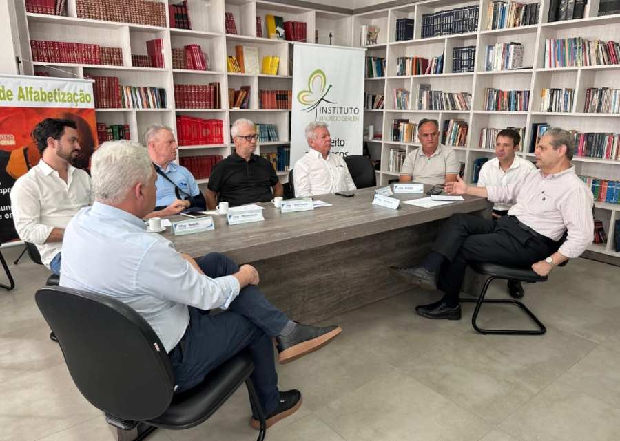 Prefeitos de cidades-polo do Paraná fortalecem parceria em encontro sobre gestão pública em Paranavaí