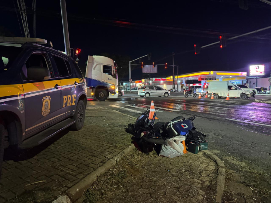 Jovem de 18 anos fica gravemente ferida após colisão entre scooter elétrica e Fiorino em Maringá