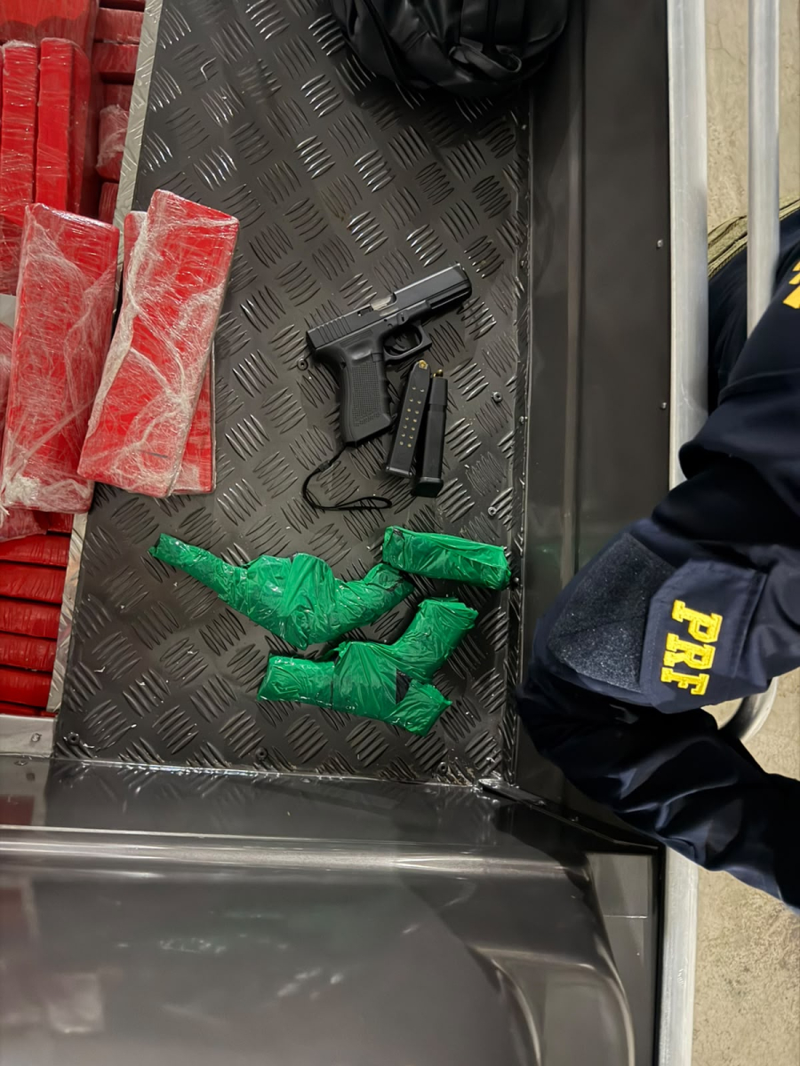 PRF apreende 380 kg de maconha e três armas durante abordagem na BR-376, em Maringá