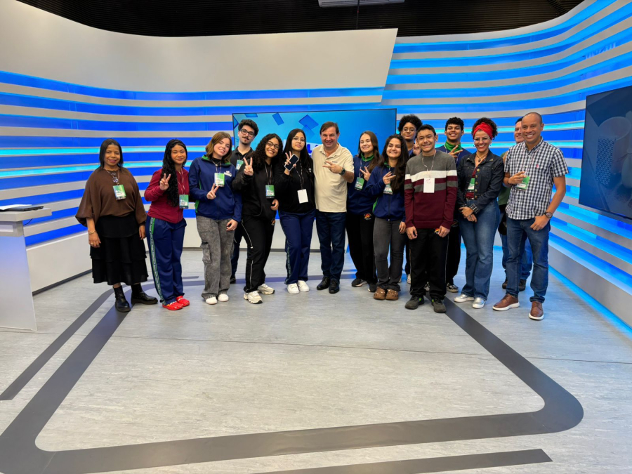 Grêmio Estudantil de Marialva visita emissora de TV em Maringá