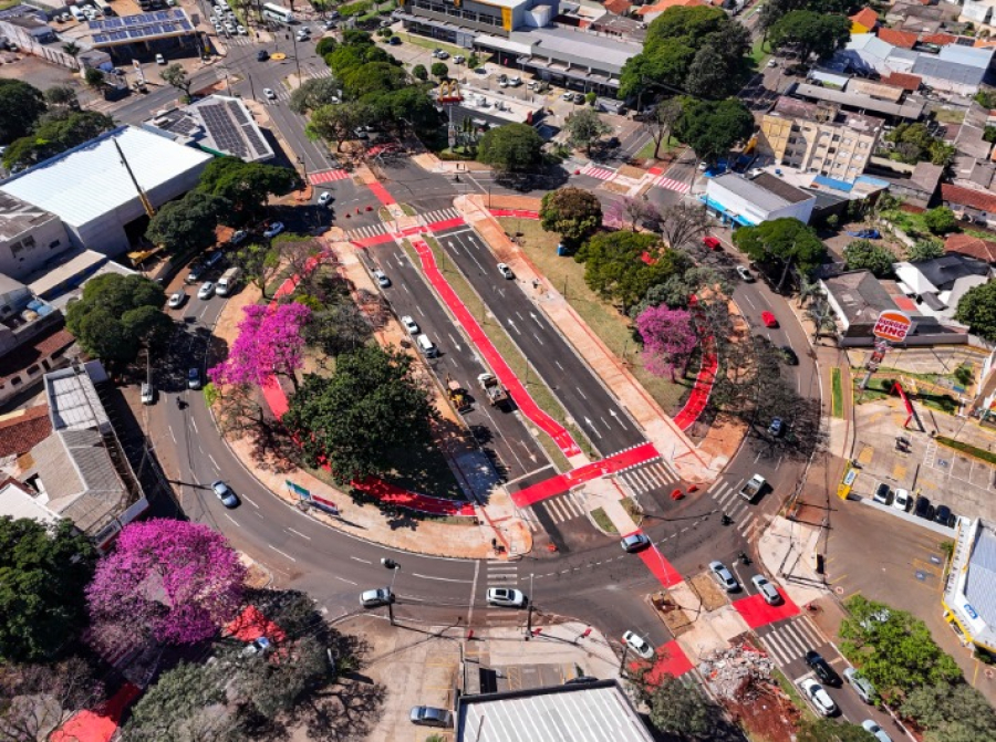 Prefeitura de Maringá libera tráfego de veículos por dentro da Praça Souza Naves