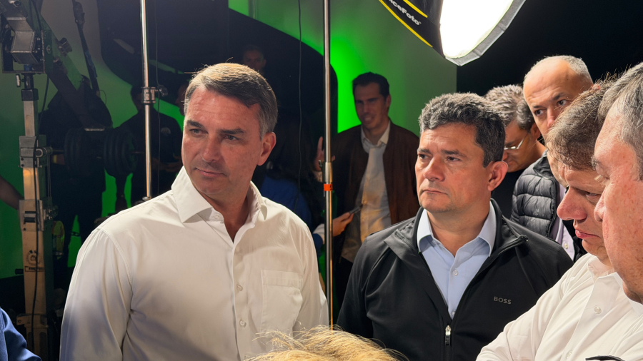 Flávio Bolsonaro declara apoio a Sergio Moro em transmissão ao vivo: “Candidato da Força Bolsonaro no Paraná”
