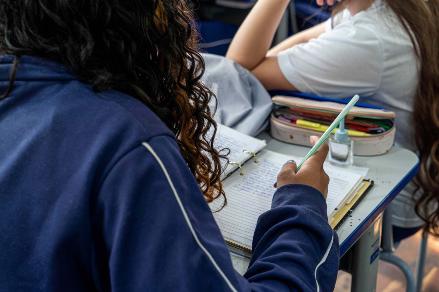 Bets, escala 6x1 e SUS: professores da rede estadual do Paraná apontam possíveis temas para a redação do Enem 2026